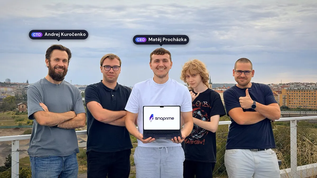 Tým Snaprime s notebookem s logem Snaprime