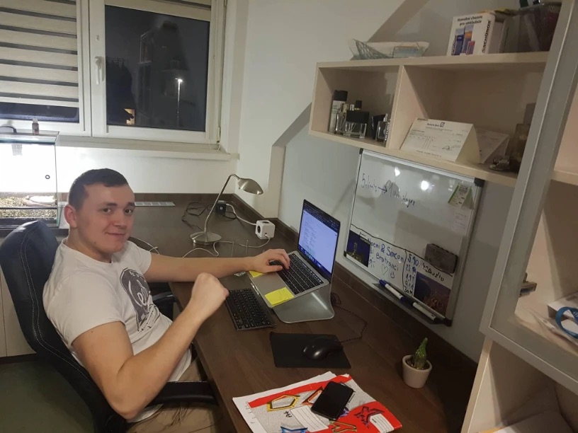 Matěj Procházka v roce 2018 v pokojíčku u rodičů, kde začal podnikat